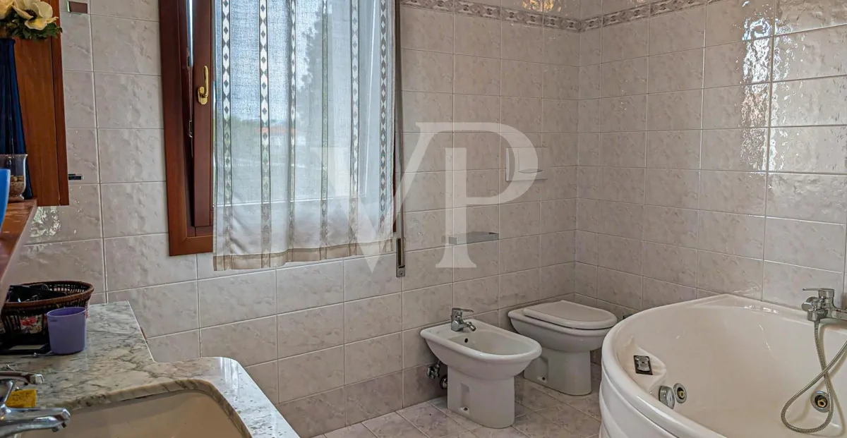 Freistehende Villa mit geräumigem Innenbereich und großem bepflanzten Garten