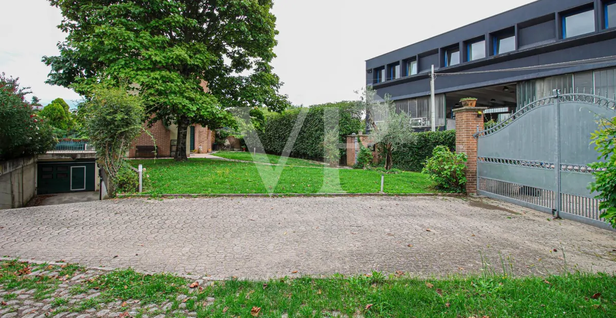 Freistehende Villa mit geräumigem Innenbereich und großem bepflanzten Garten