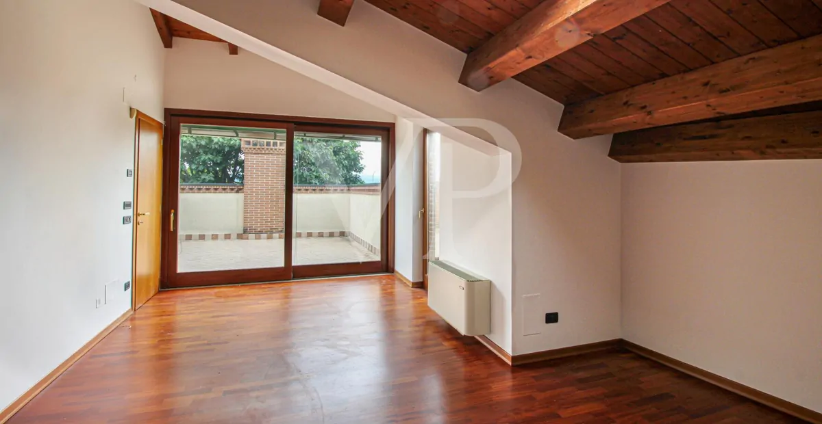 Freistehende Villa mit geräumigem Innenbereich und großem bepflanzten Garten