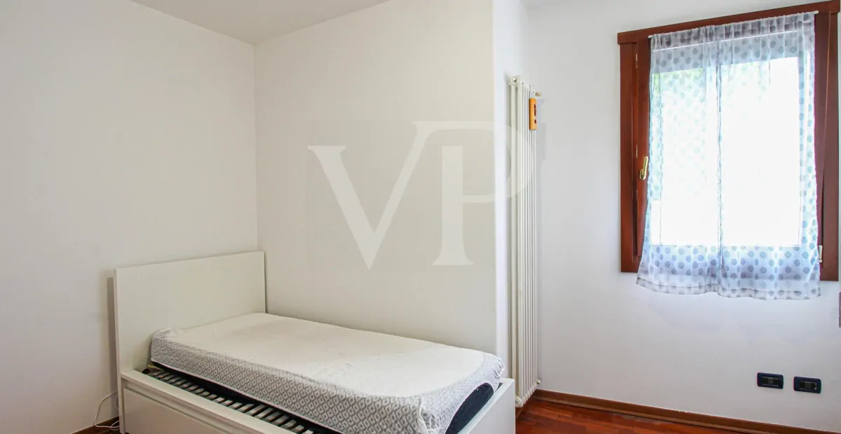 Freistehende Villa mit geräumigem Innenbereich und großem bepflanzten Garten