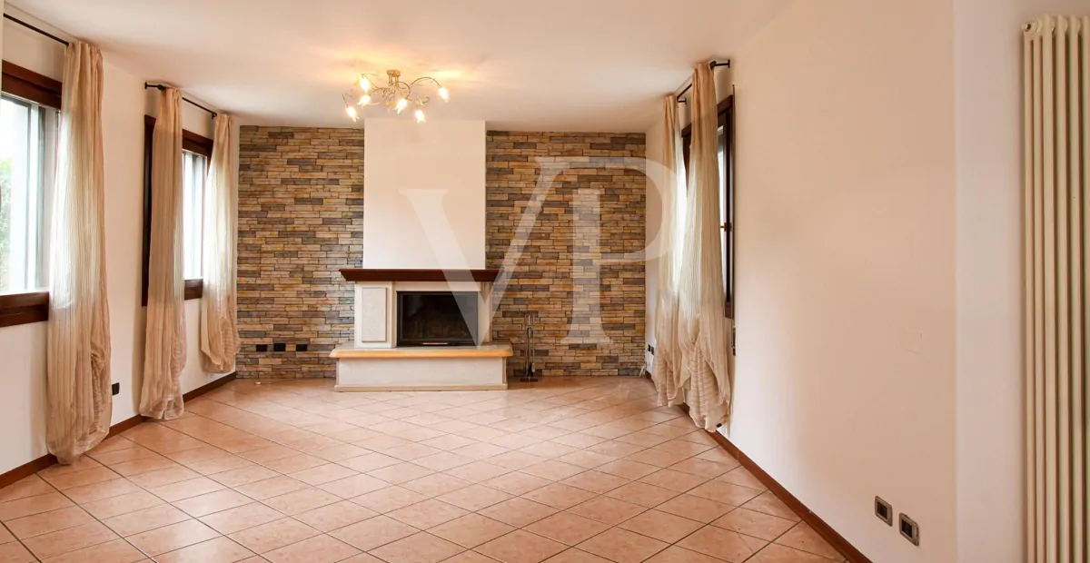 Freistehende Villa mit geräumigem Innenbereich und großem bepflanzten Garten