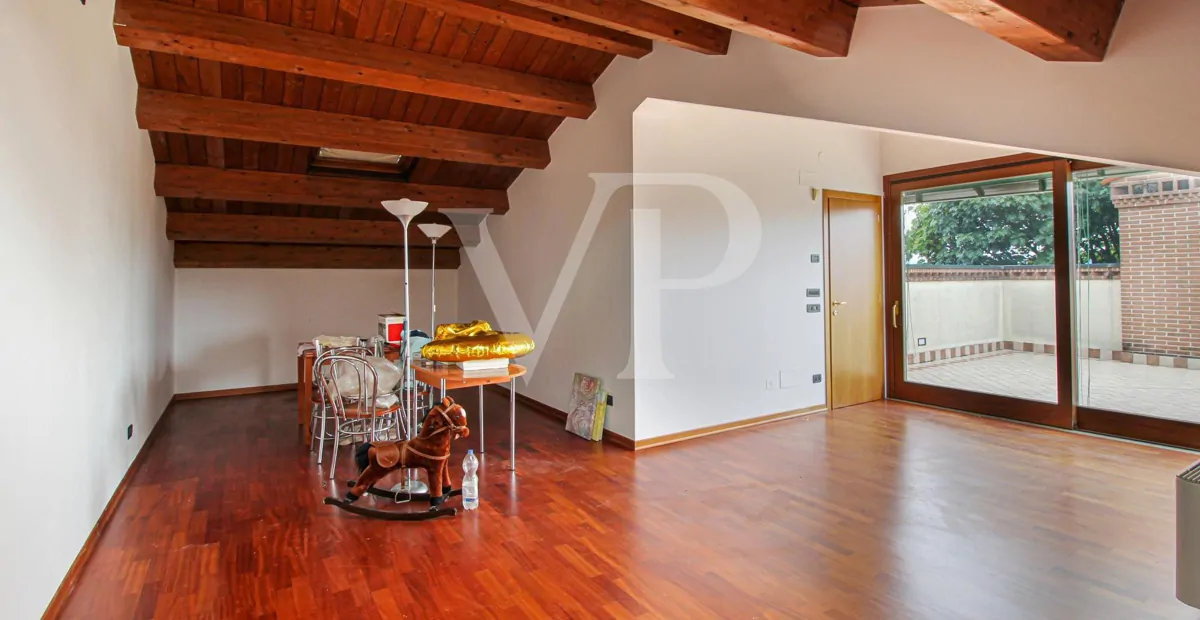 Freistehende Villa mit geräumigem Innenbereich und großem bepflanzten Garten