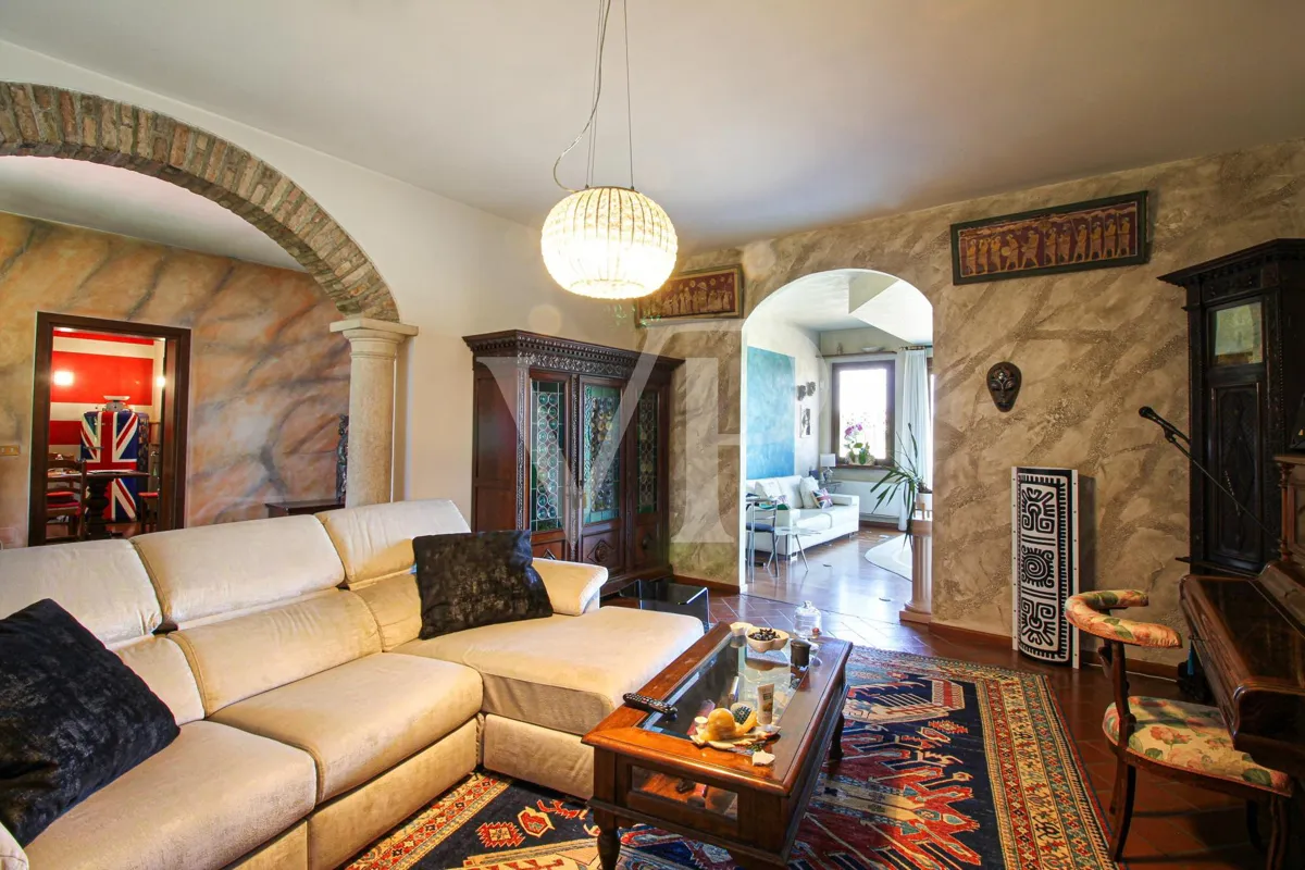 Exklusive Villa mit Innen- und Außenpool, Solarium und Blick auf die lombardische Landschaft