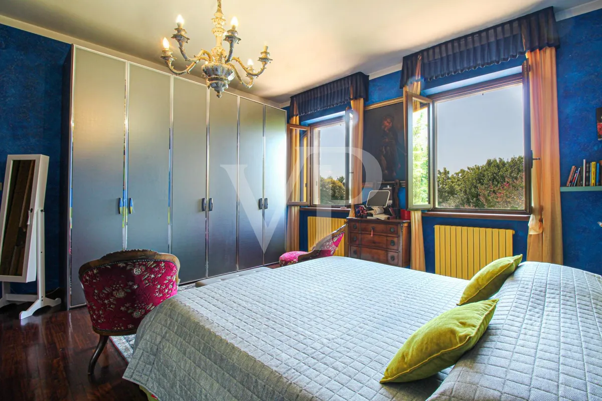 Exklusive Villa mit Innen- und Außenpool, Solarium und Blick auf die lombardische Landschaft