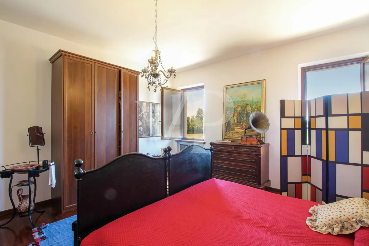 Exklusive Villa mit Innen- und Außenpool, Solarium und Blick auf die lombardische Landschaft