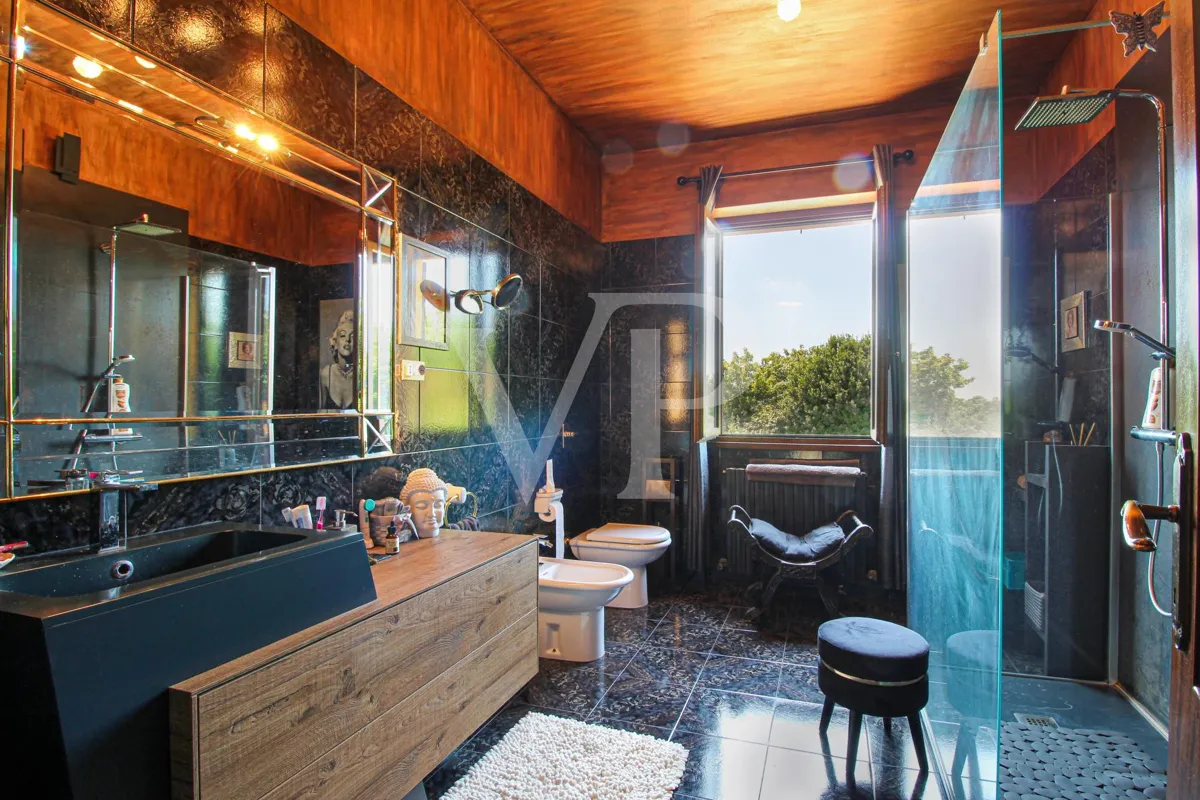 Exklusive Villa mit Innen- und Außenpool, Solarium und Blick auf die lombardische Landschaft