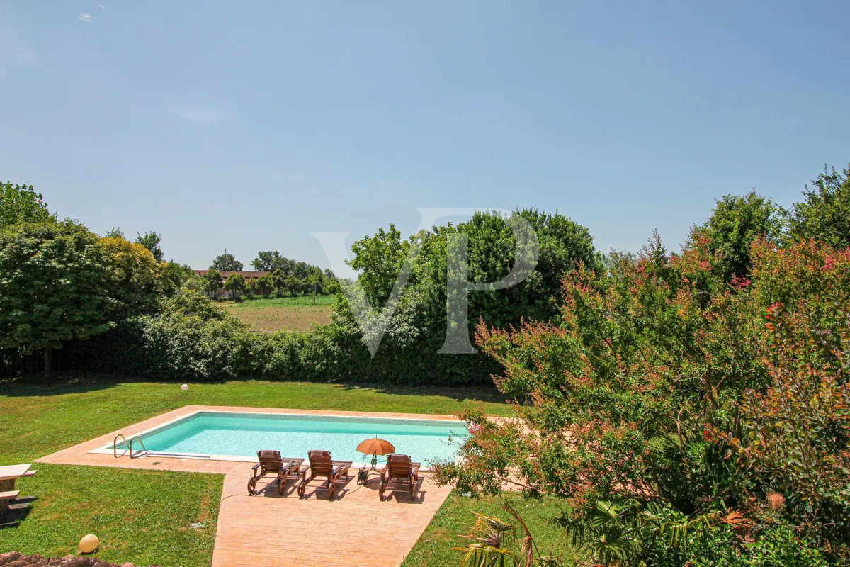 Exklusive Villa mit Innen- und Außenpool, Solarium und Blick auf die lombardische Landschaft