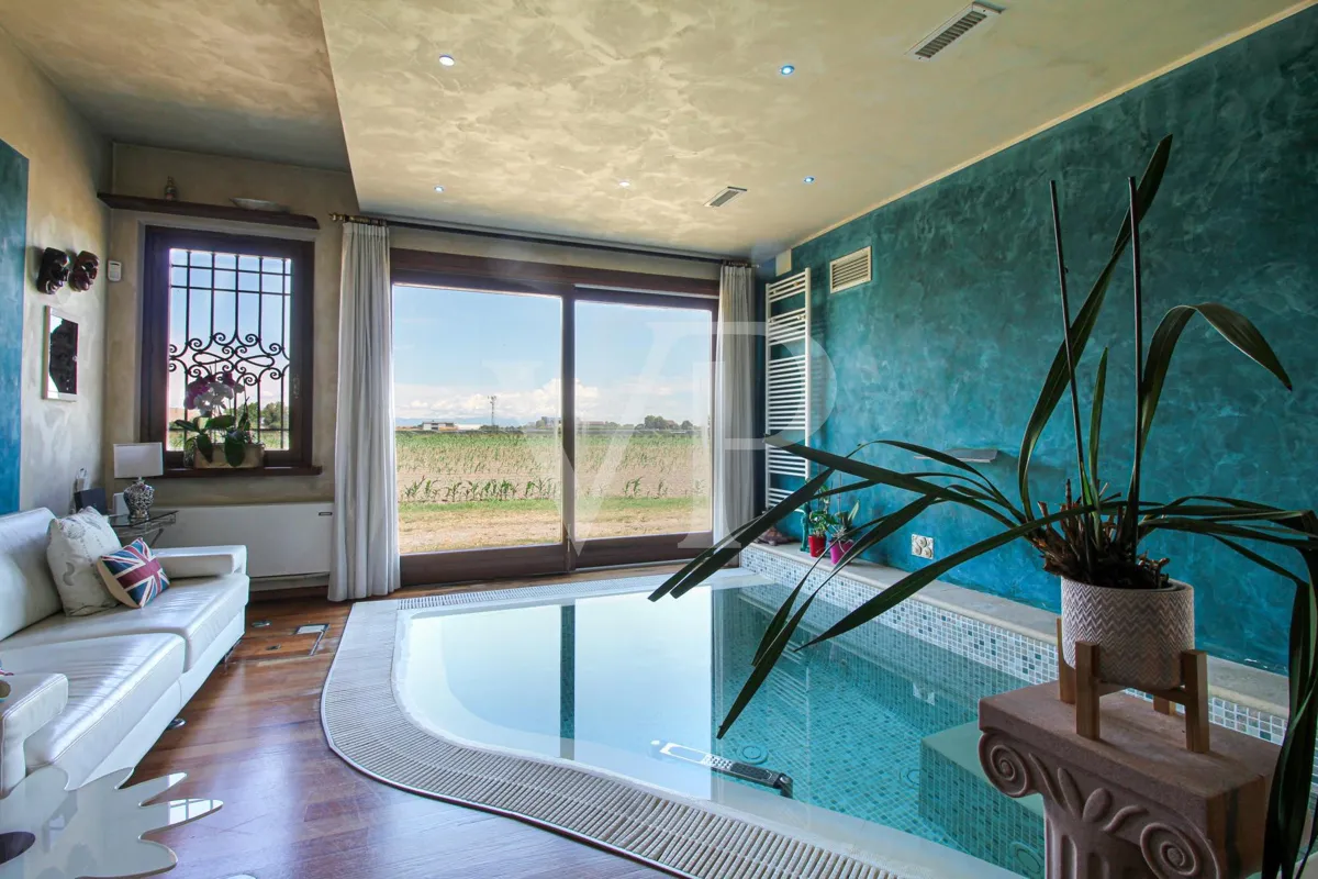 Exklusive Villa mit Innen- und Außenpool, Solarium und Blick auf die lombardische Landschaft