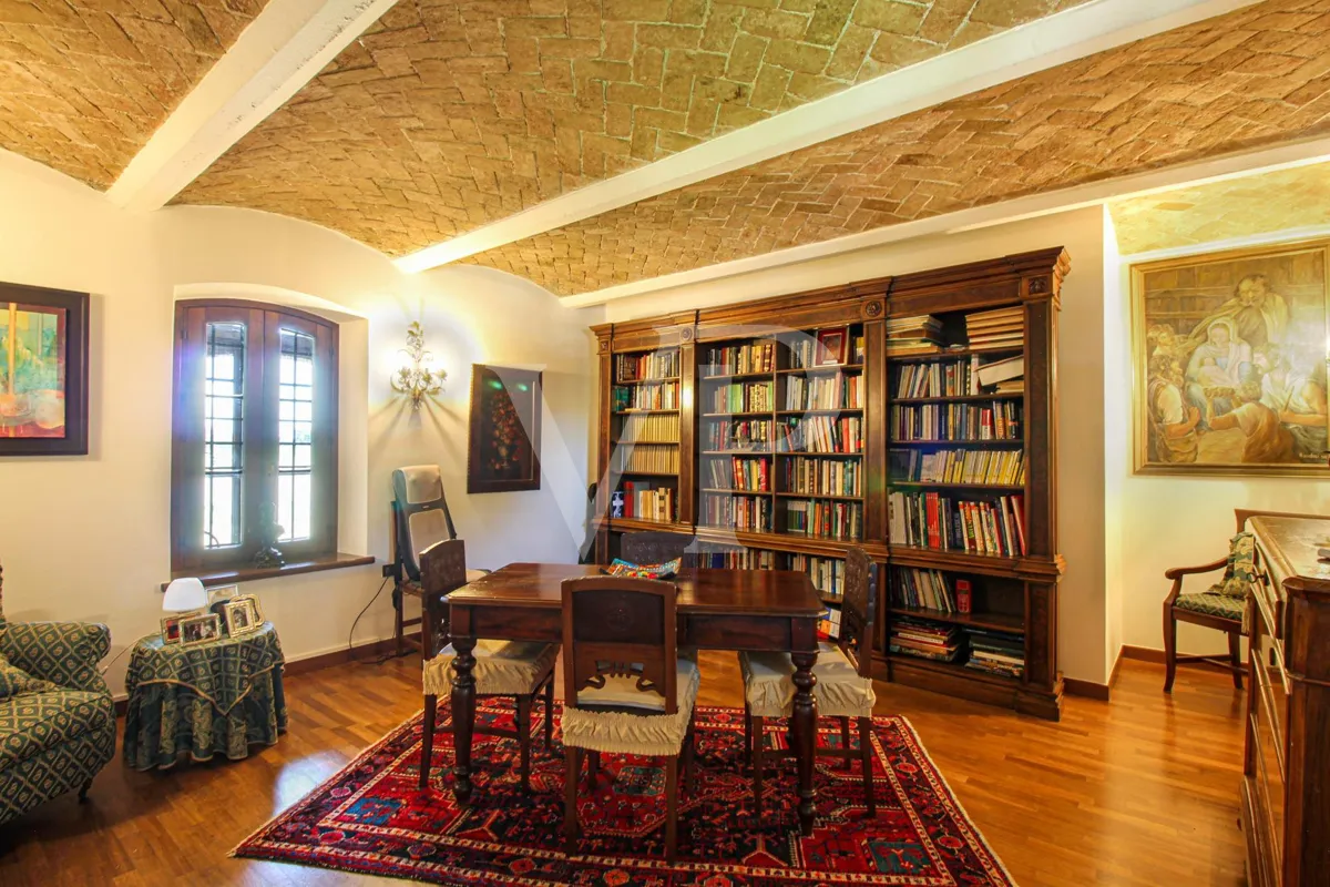 Exklusive Villa mit Innen- und Außenpool, Solarium und Blick auf die lombardische Landschaft