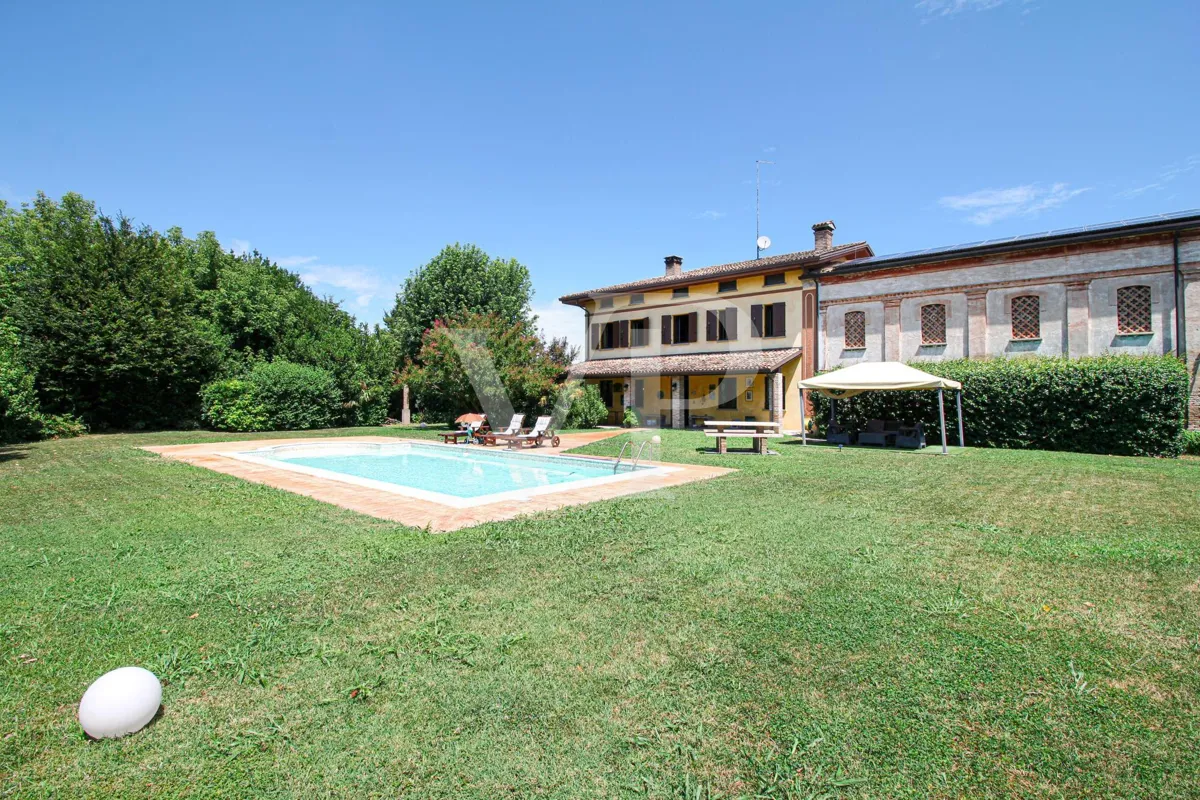 Exklusive Villa mit Innen- und Außenpool, Solarium und Blick auf die lombardische Landschaft