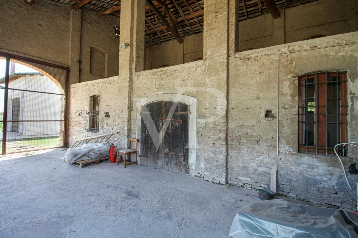 Exklusive Villa mit Innen- und Außenpool, Solarium und Blick auf die lombardische Landschaft