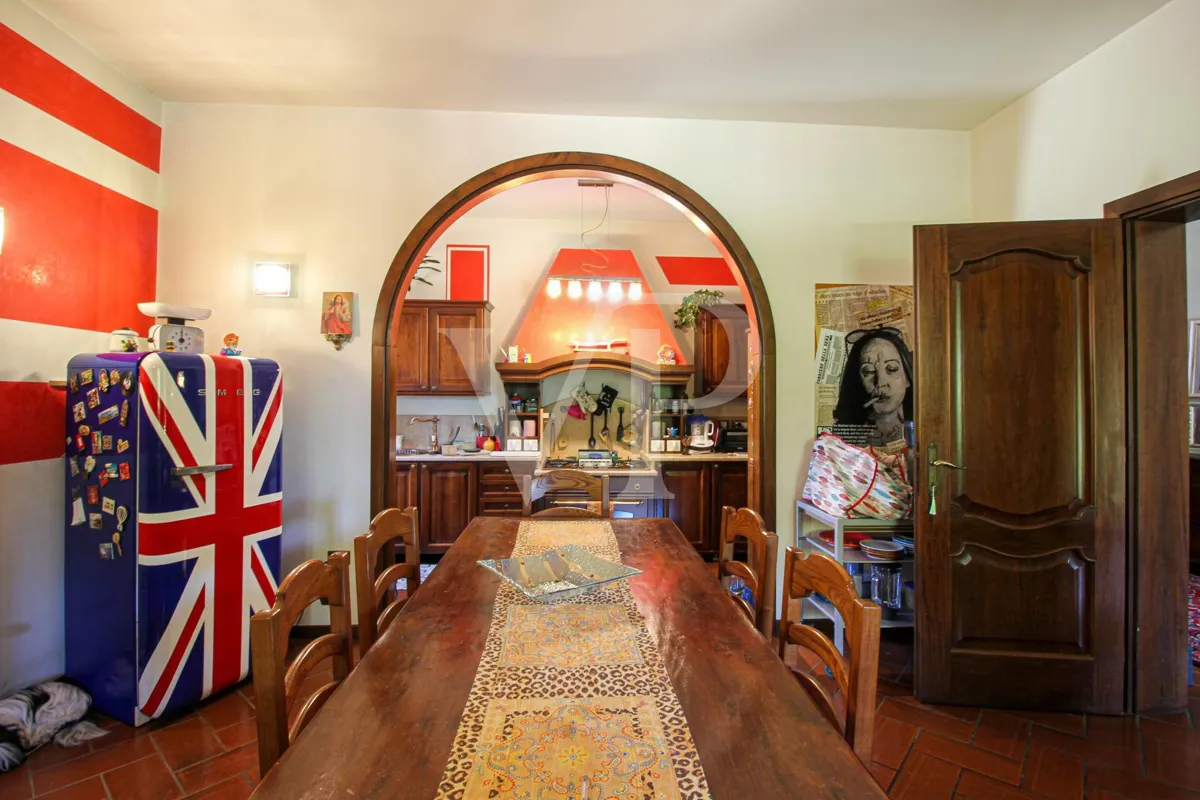 Exklusive Villa mit Innen- und Außenpool, Solarium und Blick auf die lombardische Landschaft