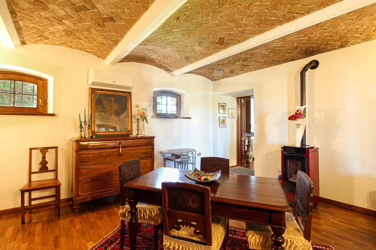 Exklusive Villa mit Innen- und Außenpool, Solarium und Blick auf die lombardische Landschaft