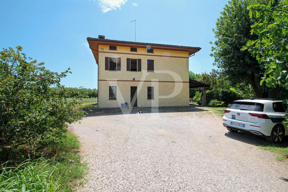 Exklusive Villa mit Innen- und Außenpool, Solarium und Blick auf die lombardische Landschaft