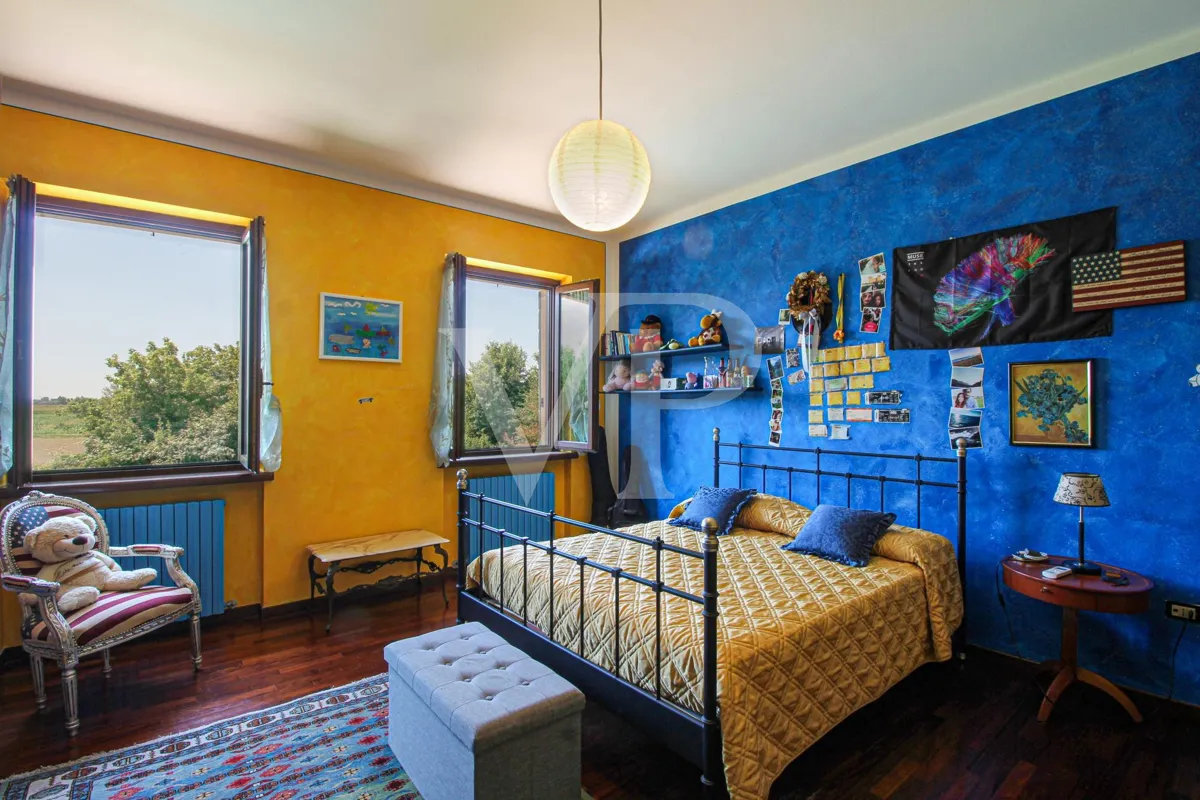 Exklusive Villa mit Innen- und Außenpool, Solarium und Blick auf die lombardische Landschaft