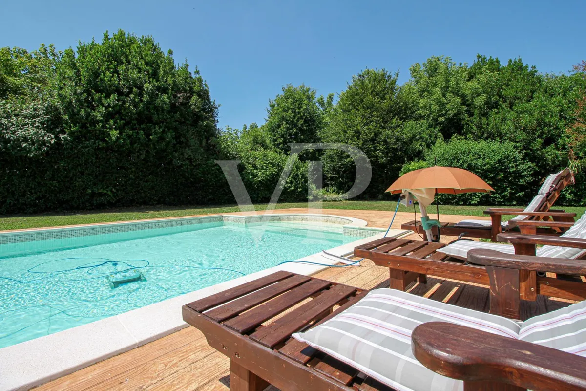 Exklusive Villa mit Innen- und Außenpool, Solarium und Blick auf die lombardische Landschaft