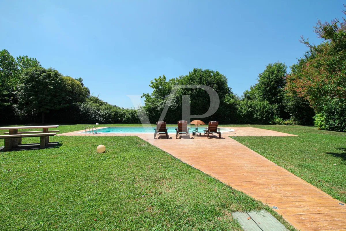 Exklusive Villa mit Innen- und Außenpool, Solarium und Blick auf die lombardische Landschaft