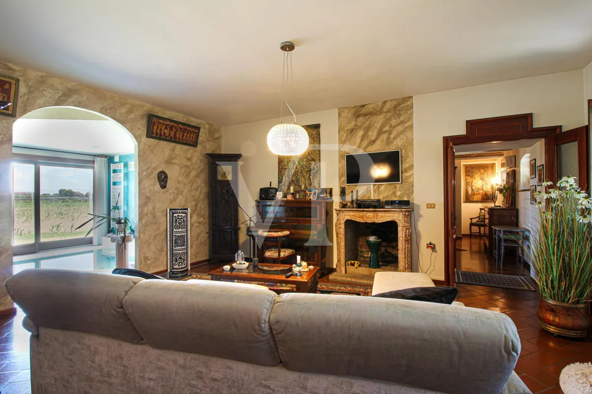 Exklusive Villa mit Innen- und Außenpool, Solarium und Blick auf die lombardische Landschaft