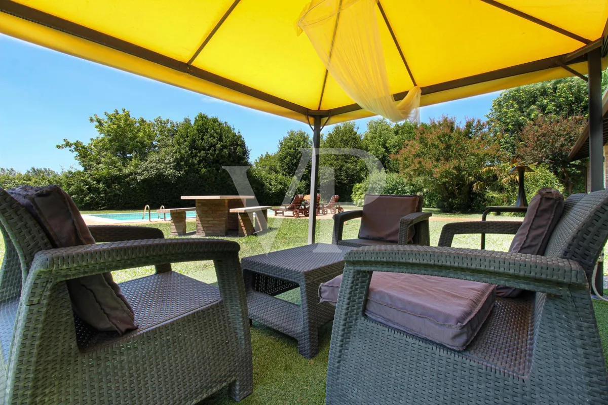 Exklusive Villa mit Innen- und Außenpool, Solarium und Blick auf die lombardische Landschaft