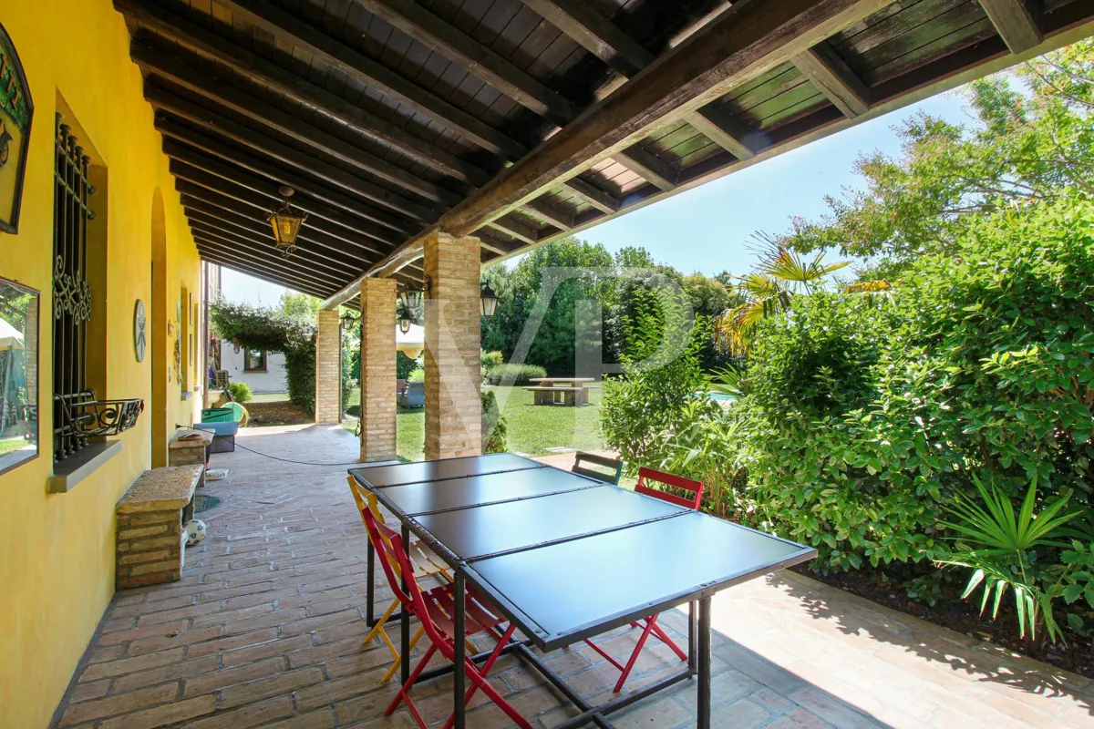 Exklusive Villa mit Innen- und Außenpool, Solarium und Blick auf die lombardische Landschaft