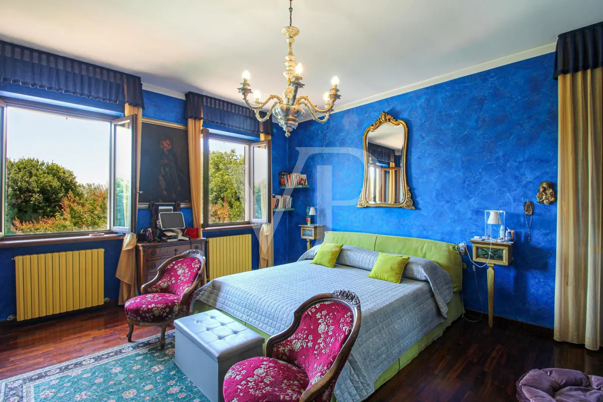 Exklusive Villa mit Innen- und Außenpool, Solarium und Blick auf die lombardische Landschaft