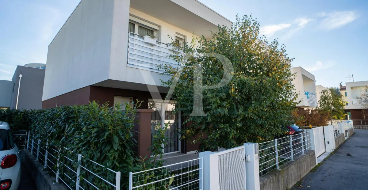 Klasse A4 Kopf-Reihenhaus mit Garten