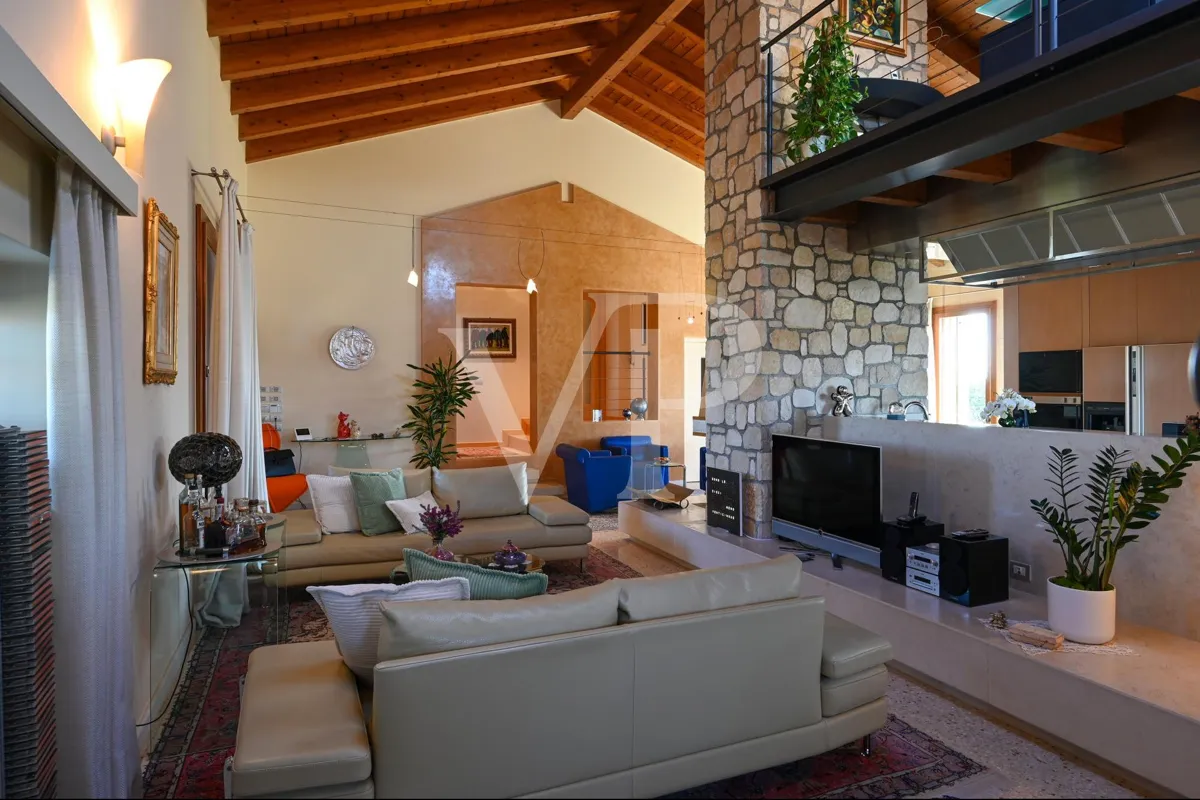 Exklusive Panoramavilla mit Pool