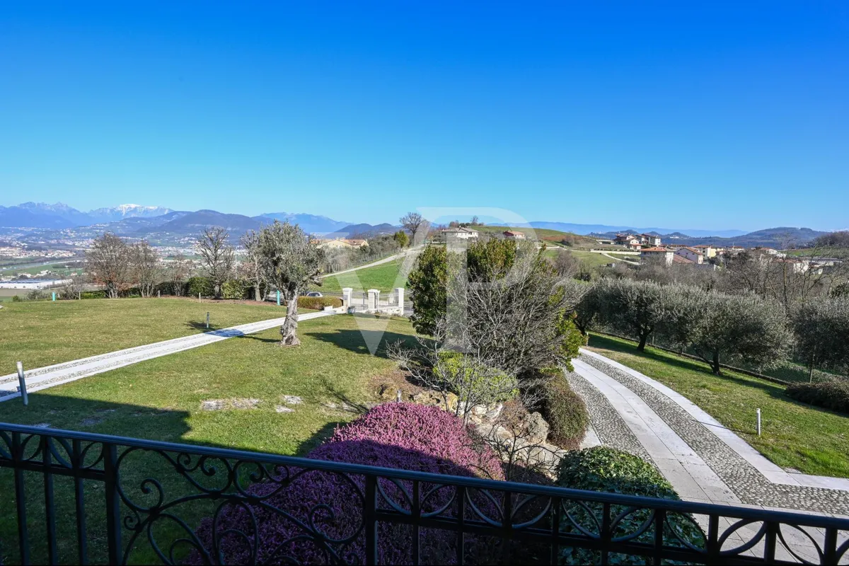 Exklusive Panoramavilla mit Pool