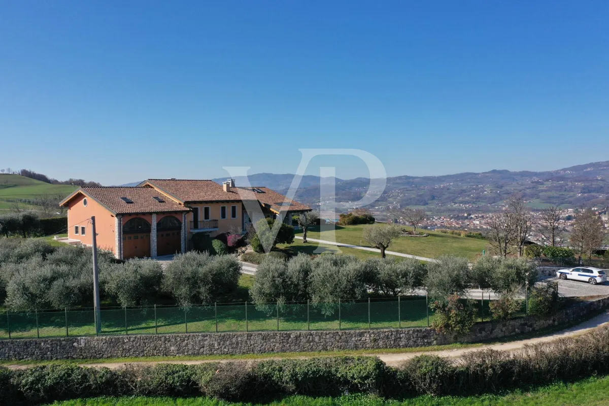 Exklusive Panoramavilla mit Pool