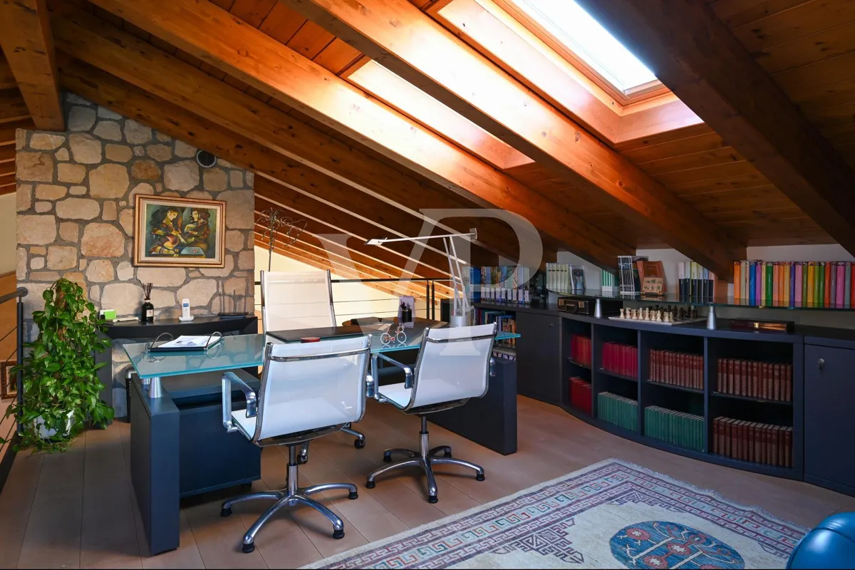 Exklusive Panoramavilla mit Pool