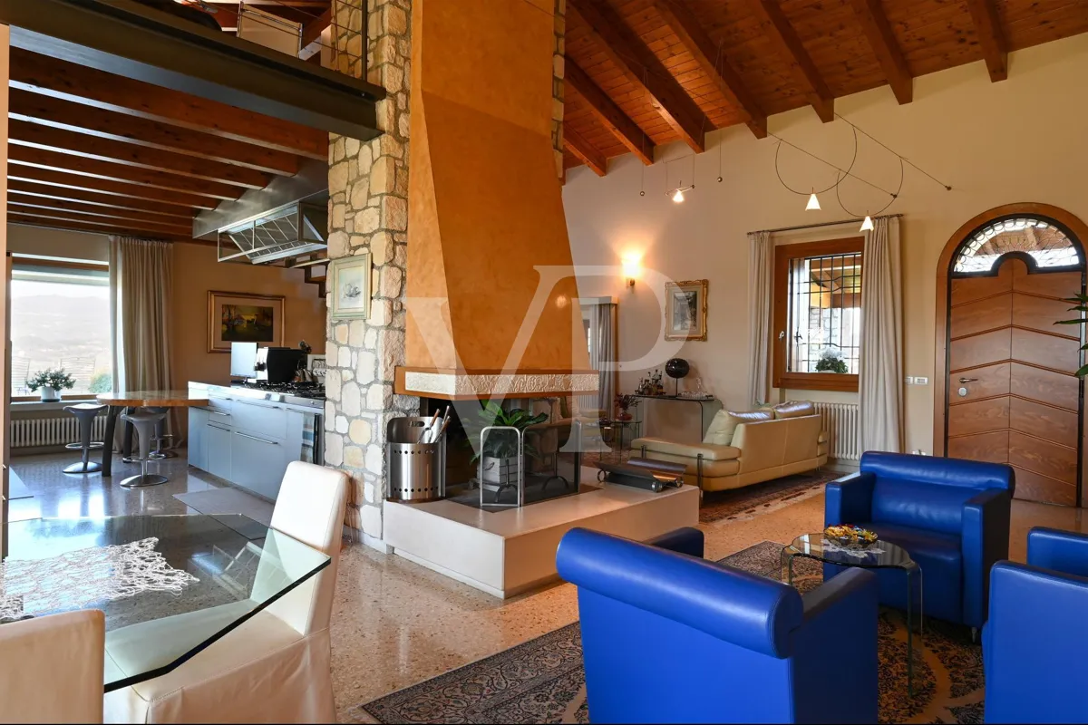 Exklusive Panoramavilla mit Pool