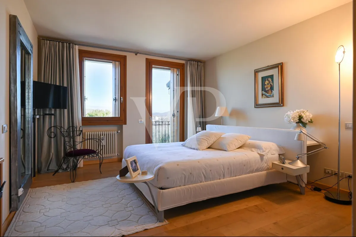 Exklusive Panoramavilla mit Pool