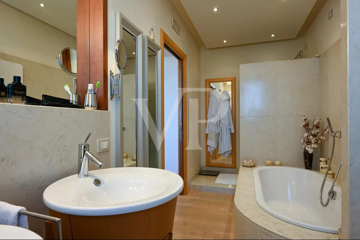 Exklusive Panoramavilla mit Pool