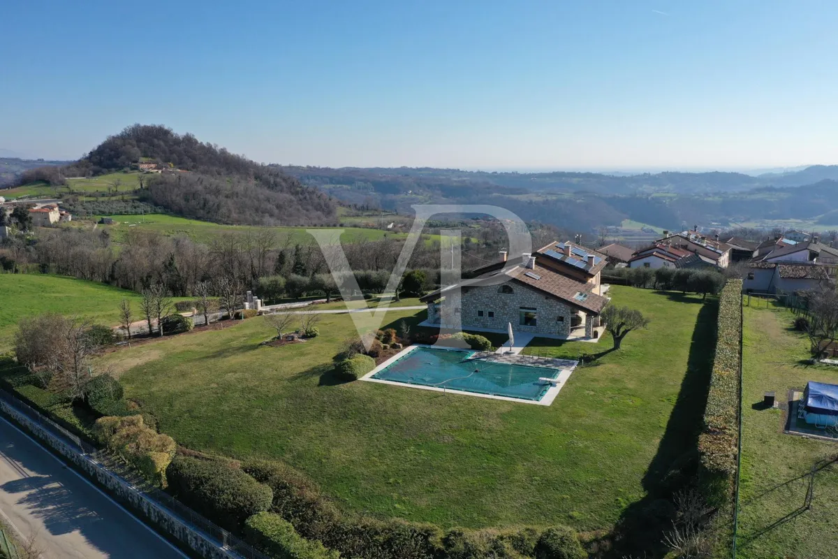 Exklusive Panoramavilla mit Pool