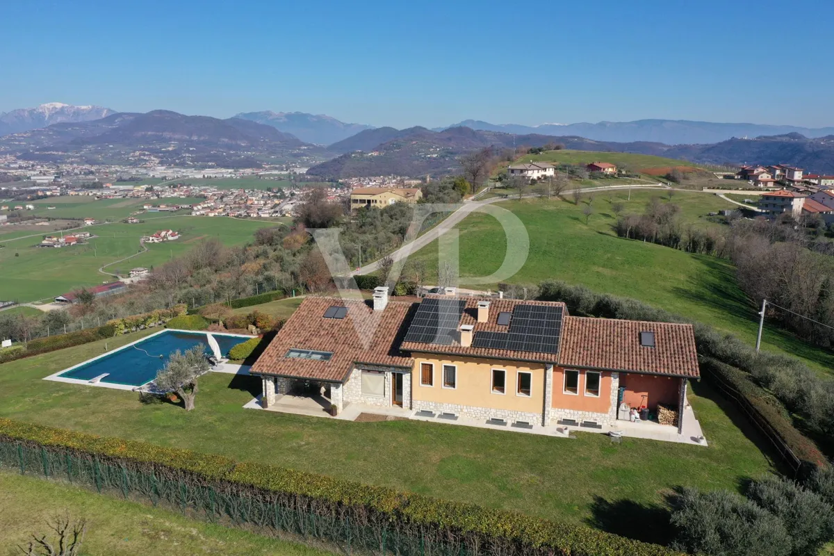 Exklusive Panoramavilla mit Pool