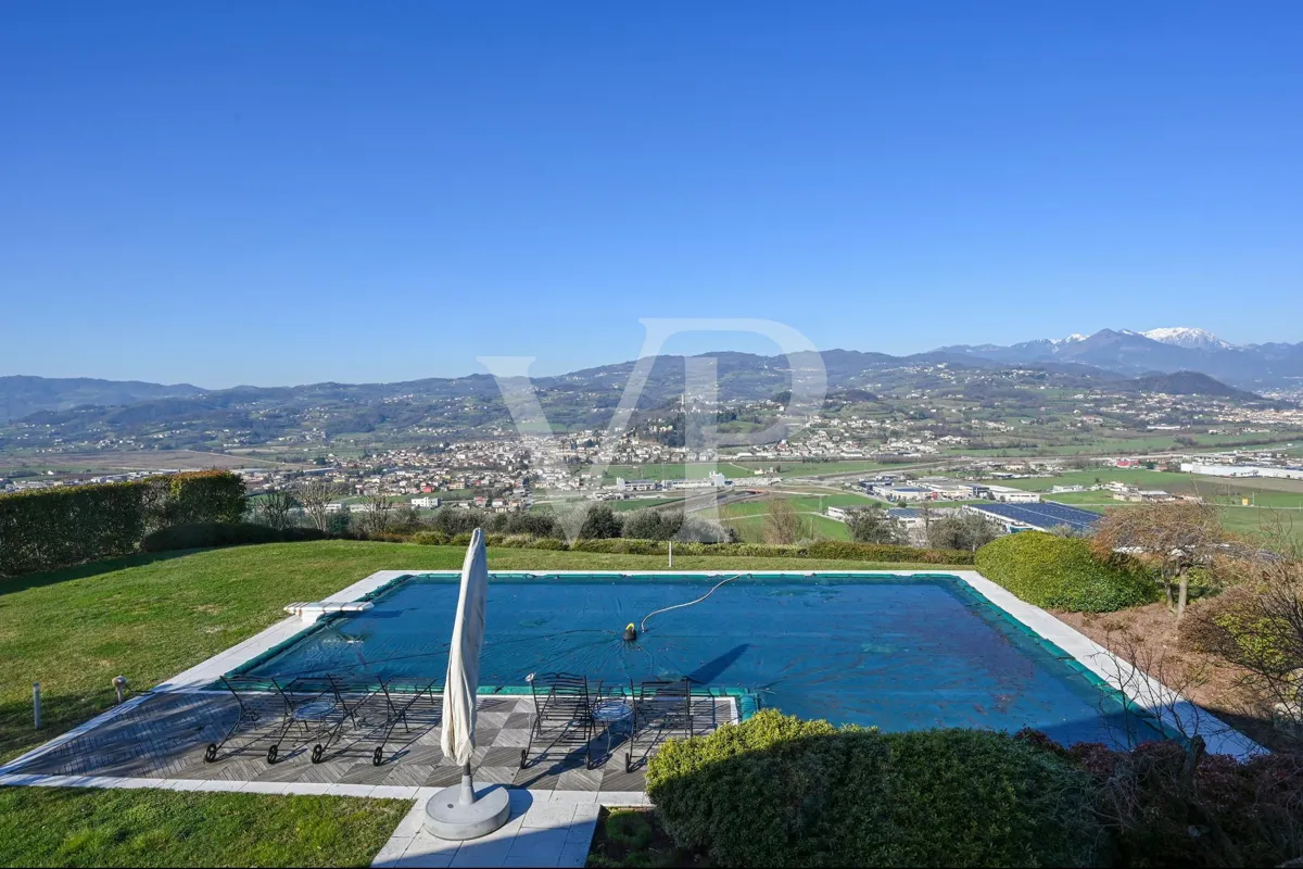 Exklusive Panoramavilla mit Pool