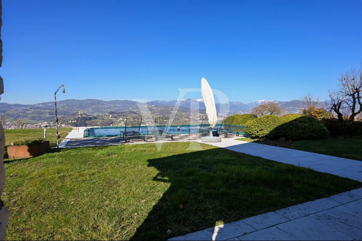 Exklusive Panoramavilla mit Pool