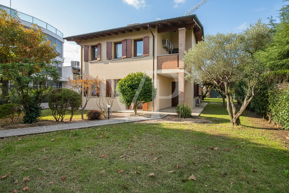 Villa singola a 5 minuti dalla Caserma Ederle