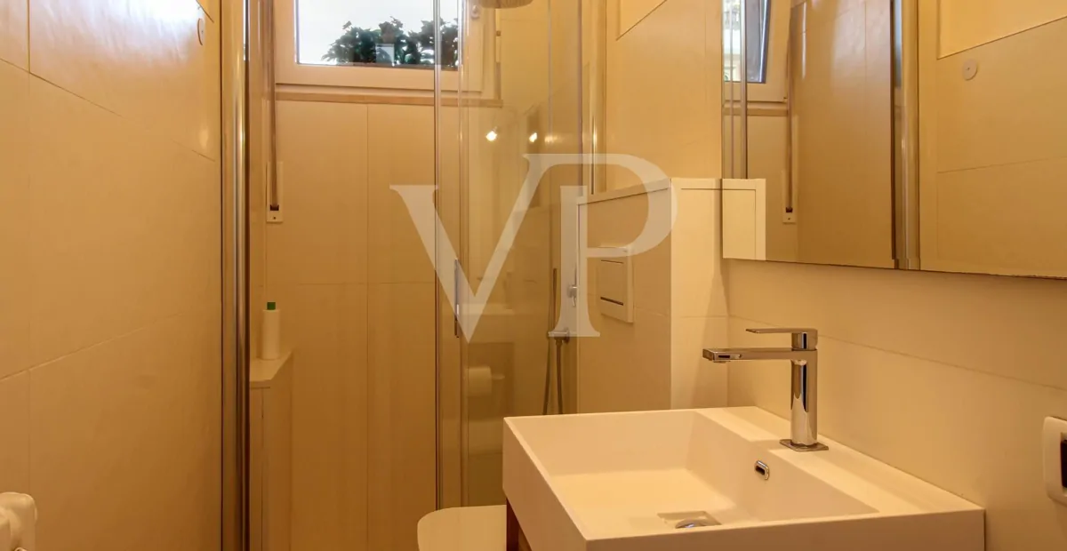 Große möblierte Drei-Zimmer-Wohnung - Stadtzentrum