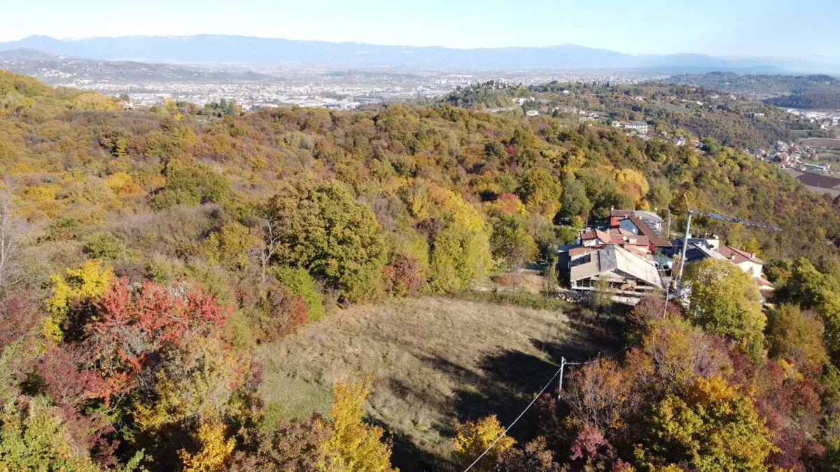 Baugrundstück mit genehmigtem Projekt für 2 freistehende Villen