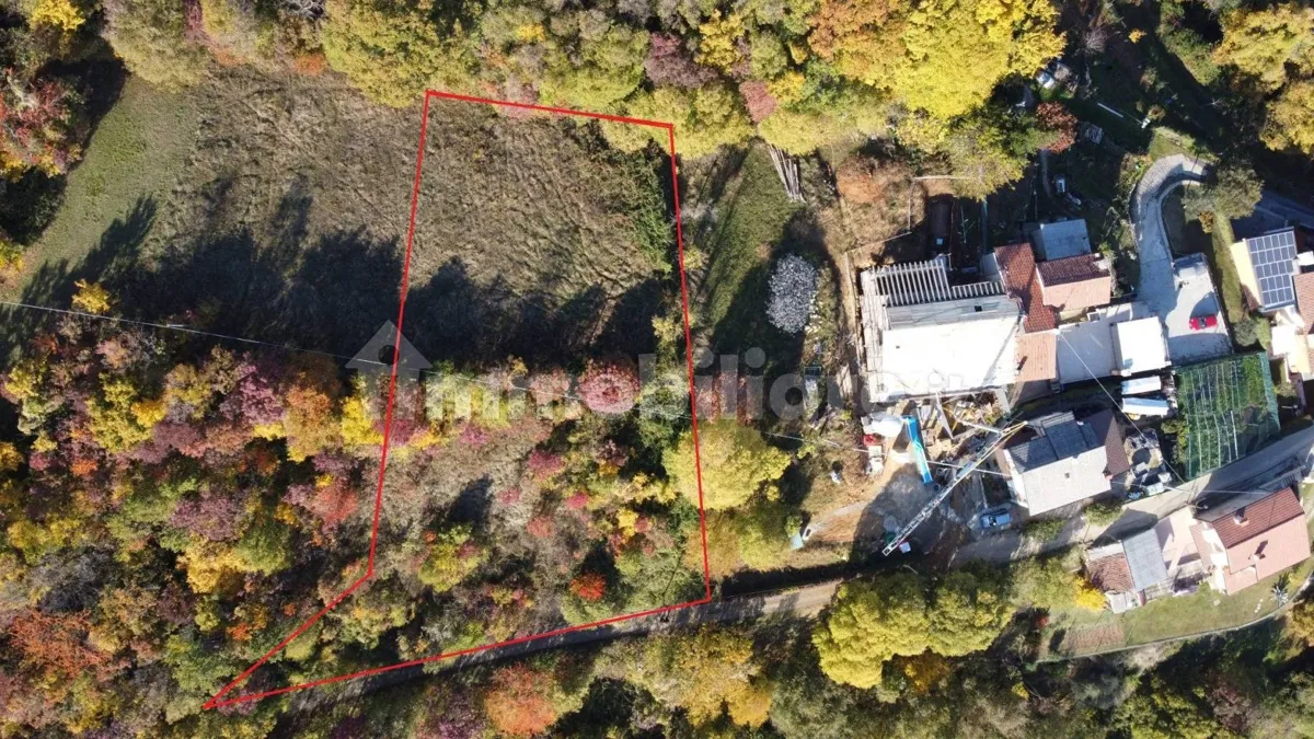 Baugrundstück mit genehmigtem Projekt für 2 freistehende Villen