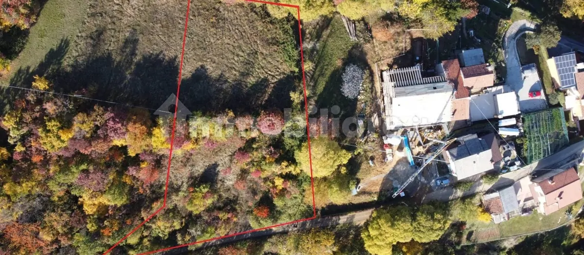 Baugrundstück mit genehmigtem Projekt für 2 freistehende Villen