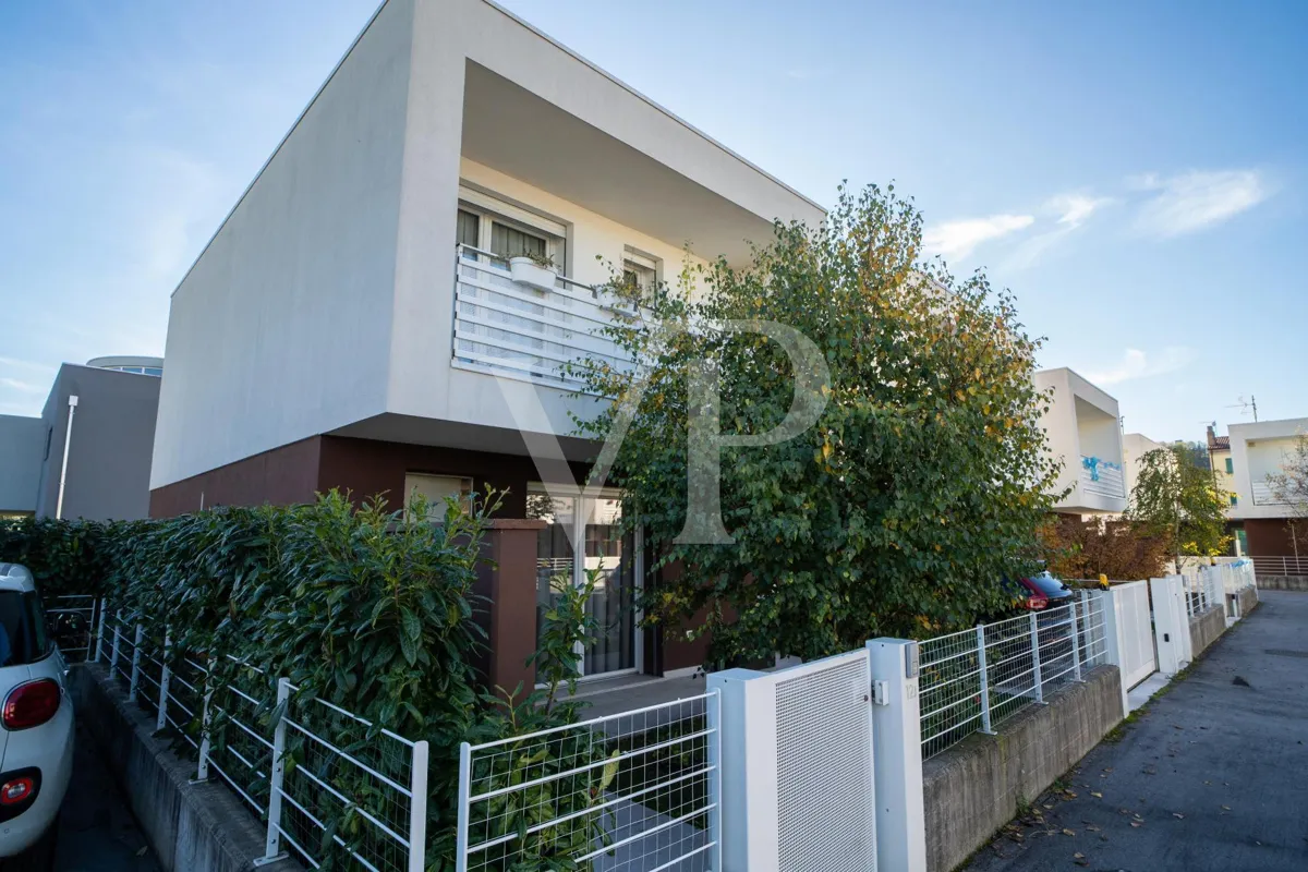 Klasse A4 Kopf-Reihenhaus mit Garten