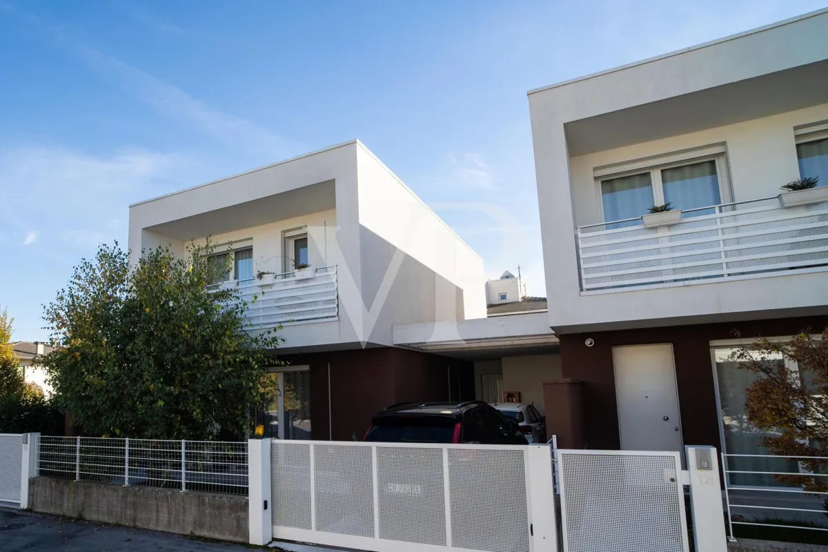 Klasse A4 Kopf-Reihenhaus mit Garten