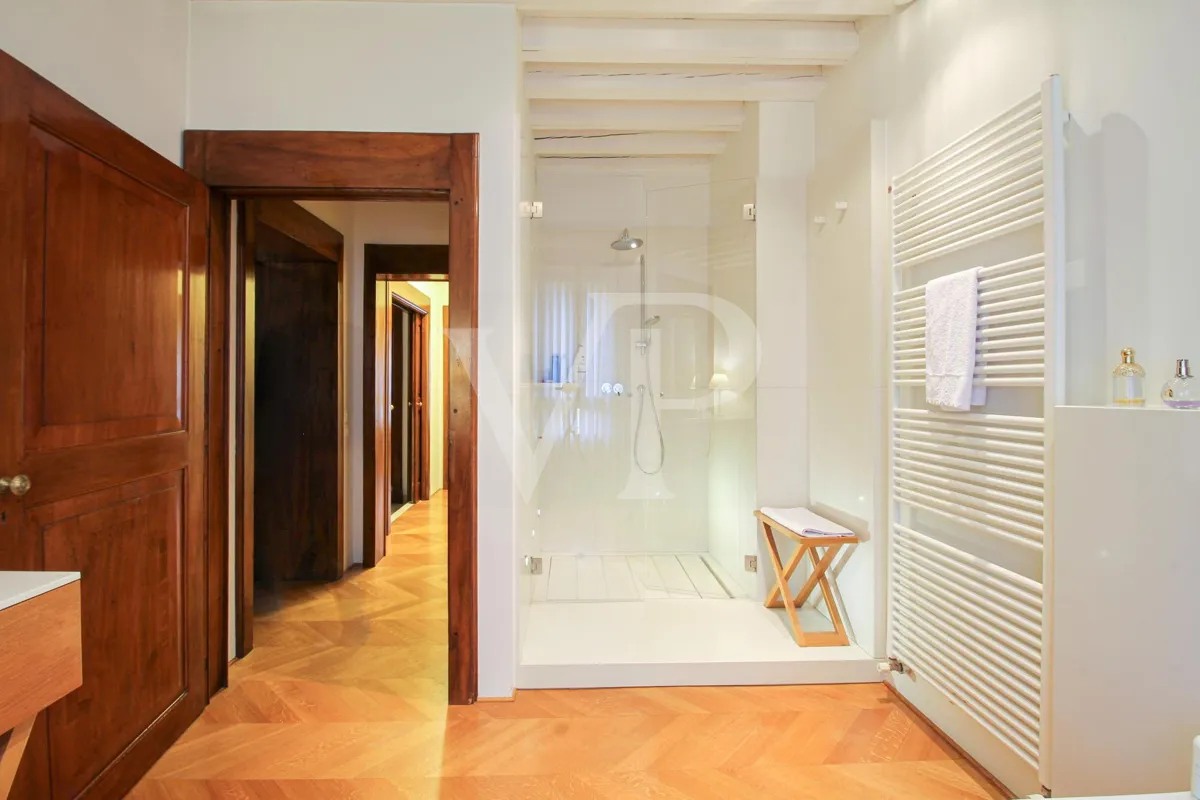 Elegantes renoviertes Gebäude im Zentrum