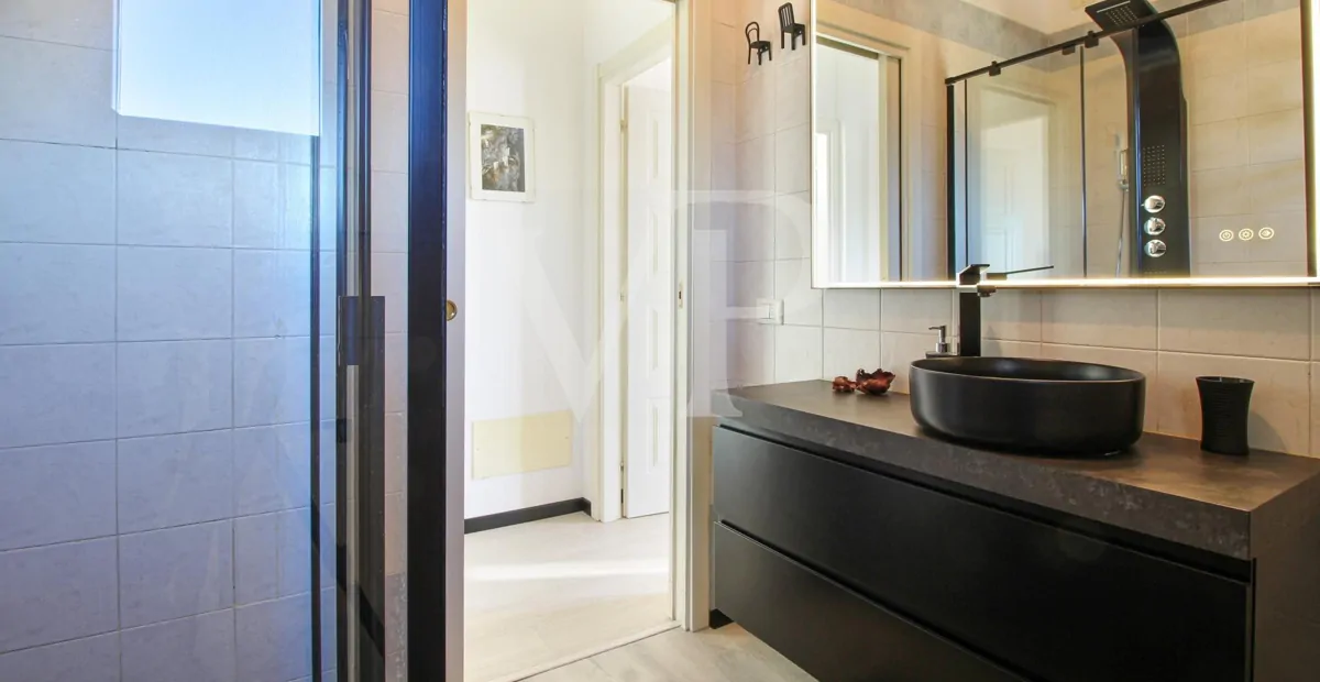 Moderne Zwei-Zimmer-Wohnung mit großer Terrasse und Doppelgarage