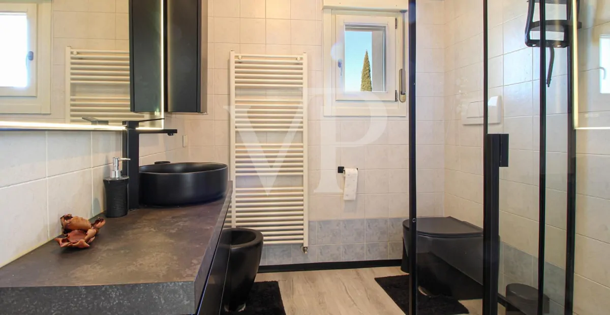 Moderne Zwei-Zimmer-Wohnung mit großer Terrasse und Doppelgarage