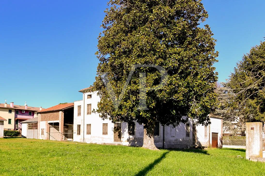 Villa storica con ampio potenziale edificatorio nel cuore di Villaganzerla