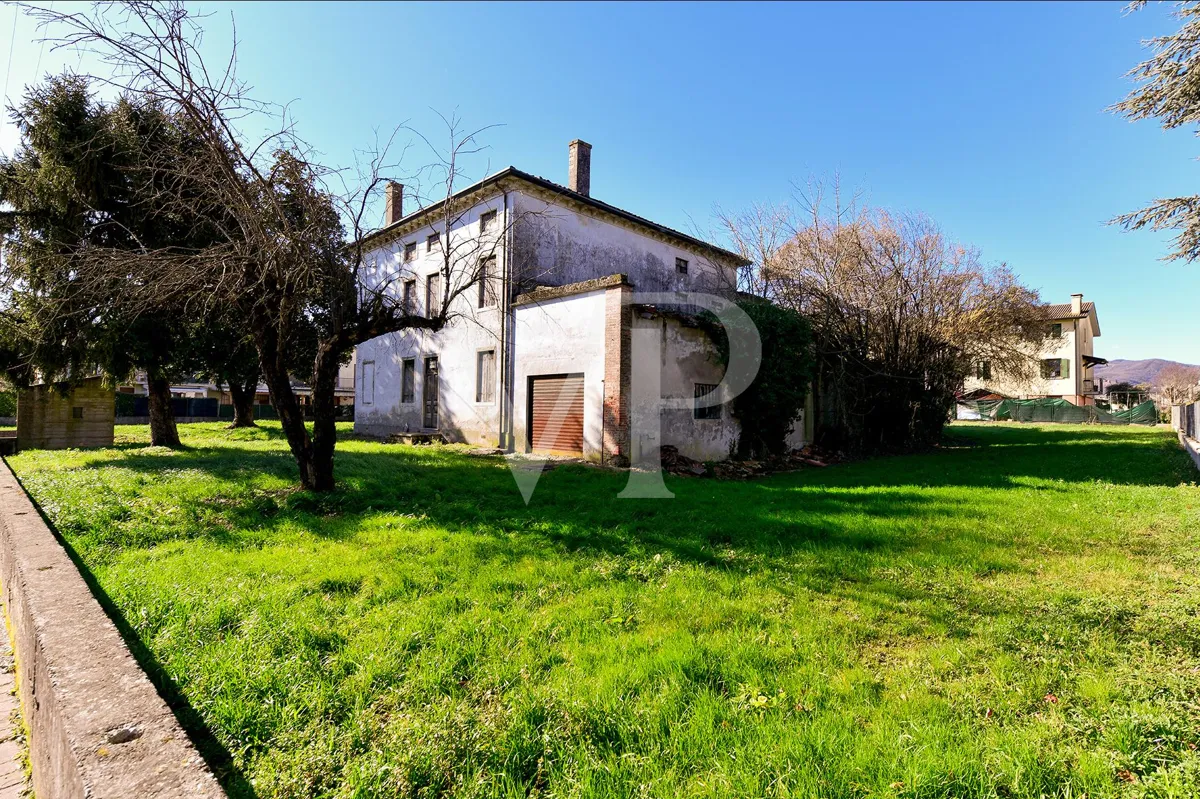 Villa storica con ampio potenziale edificatorio nel cuore di Villaganzerla