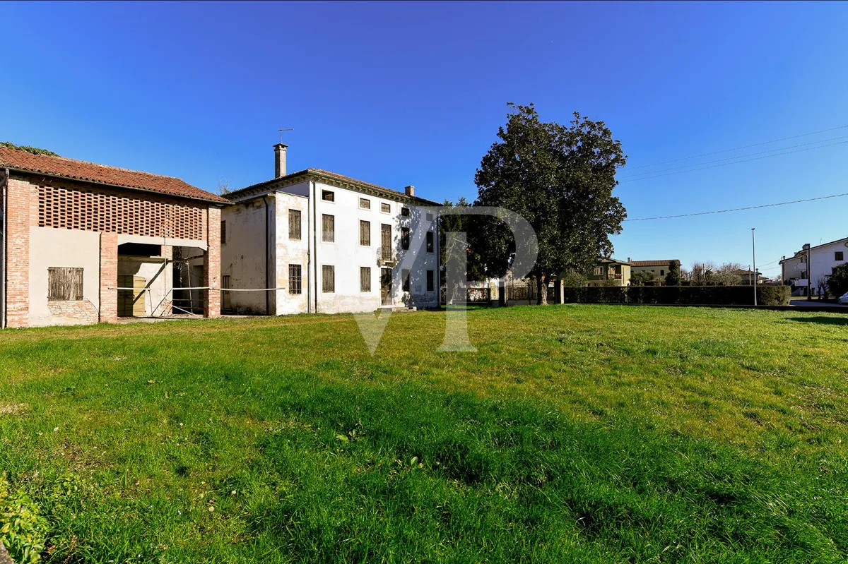 Villa storica con ampio potenziale edificatorio nel cuore di Villaganzerla